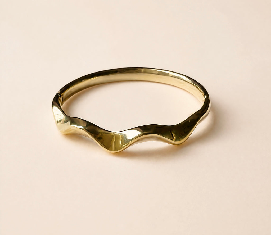 Bracelet doré aux lignes ondulées