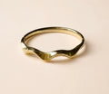Bracelet doré aux lignes ondulées