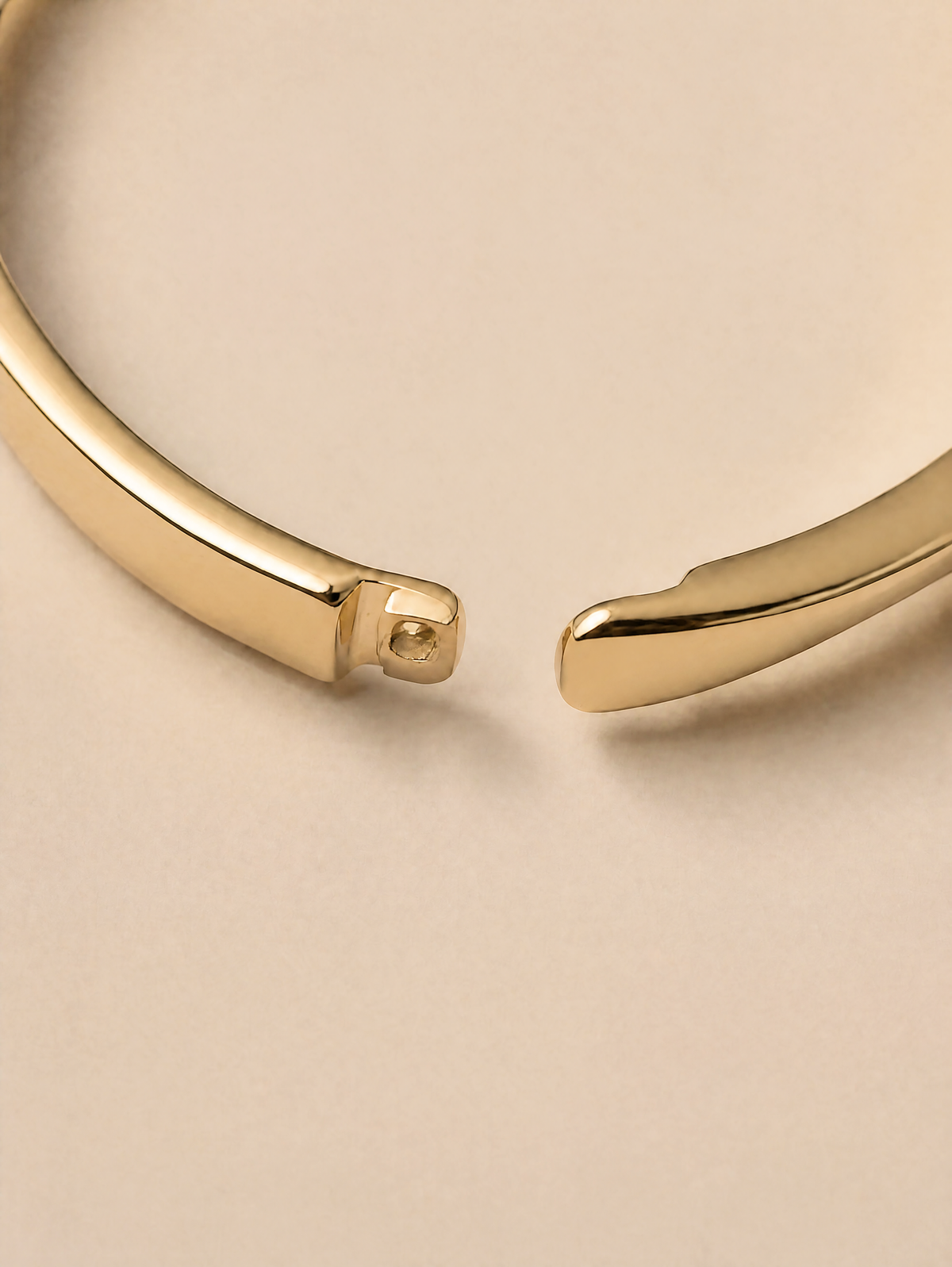 Bracelet doré aux lignes ondulées