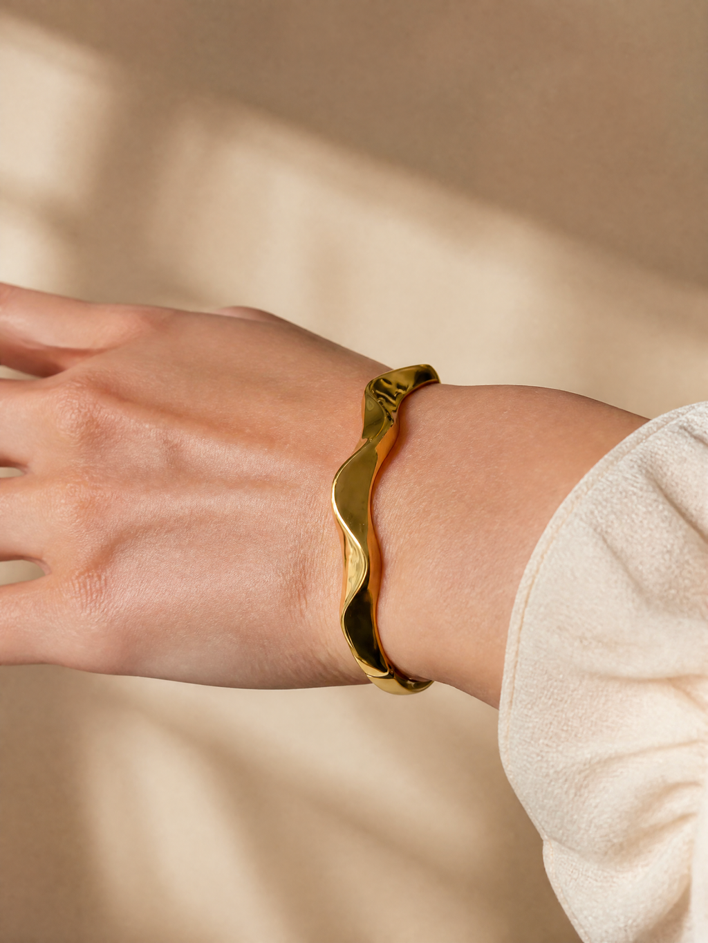 Bracelet doré aux lignes ondulées
