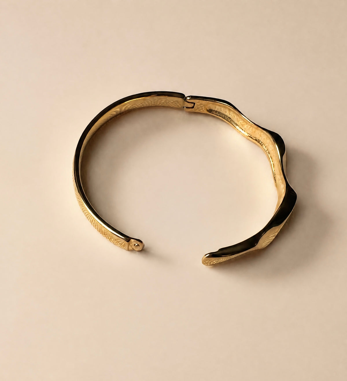 Bracelet doré aux lignes ondulées