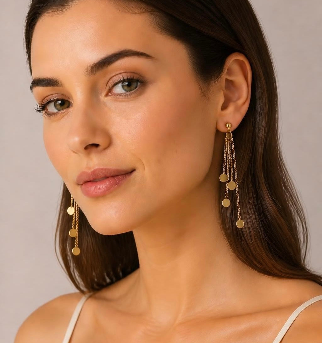 Boucles d’oreilles dorées à chaînettes et pastilles
