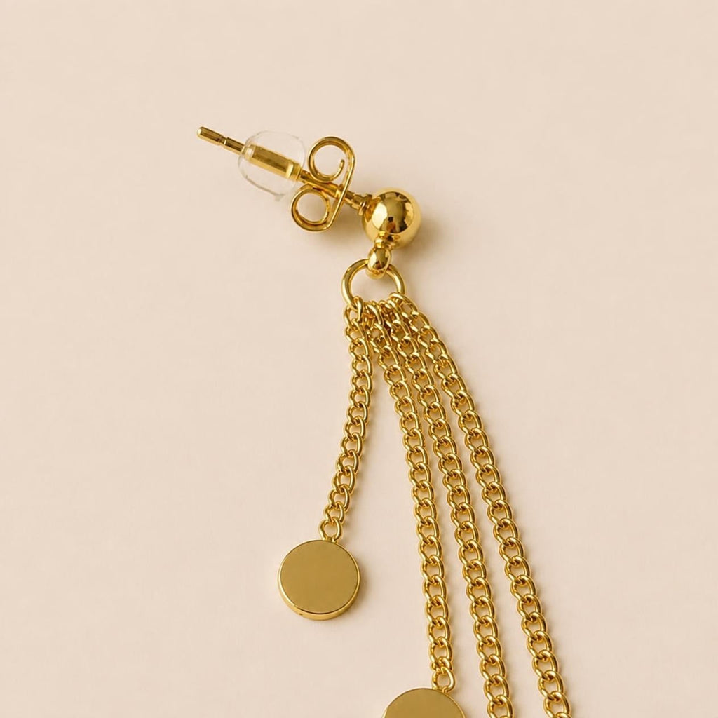 Boucles d’oreilles dorées à chaînettes et pastilles