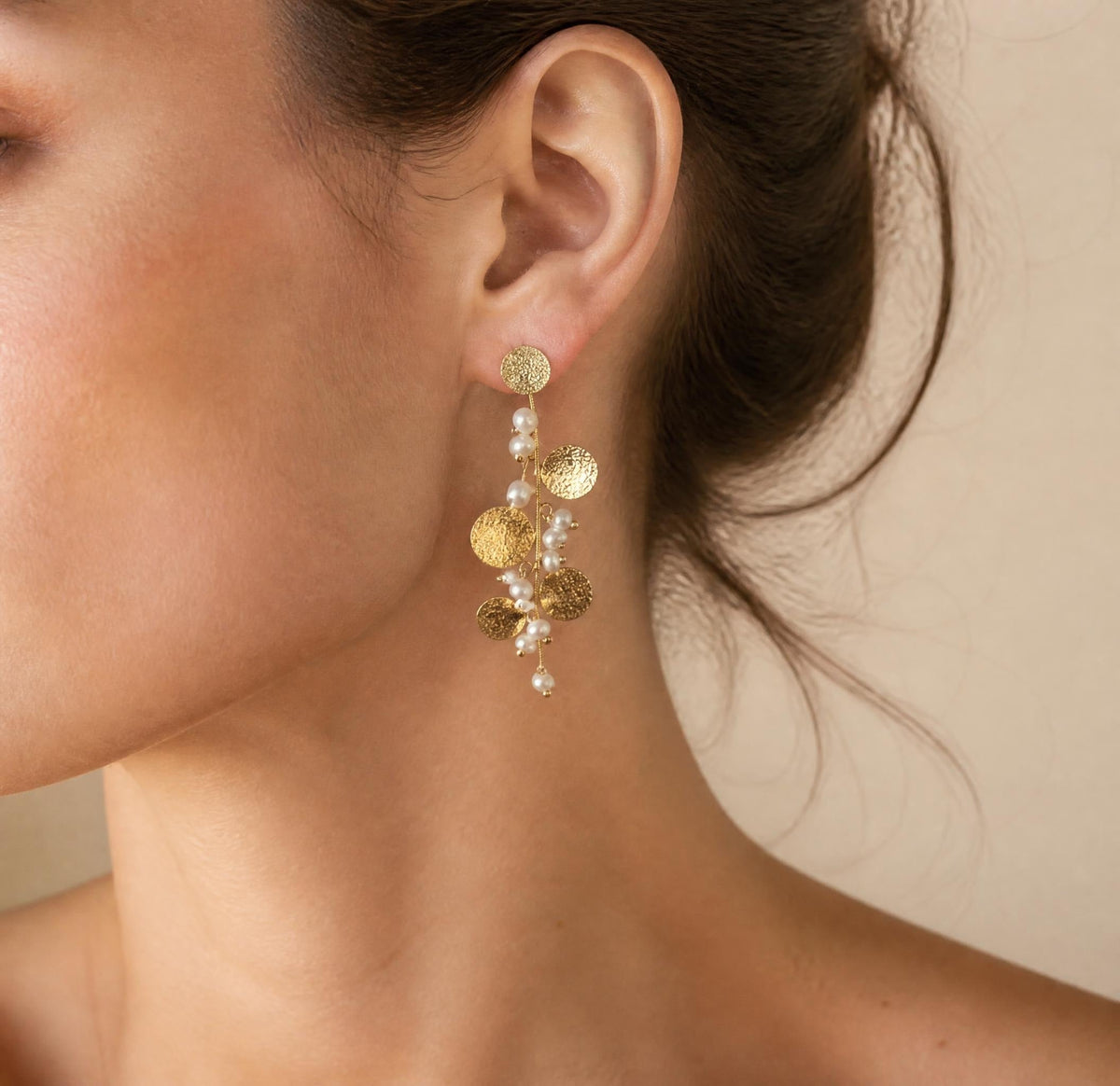 Boucles d’oreilles dorées à disques texturés et perles blanches