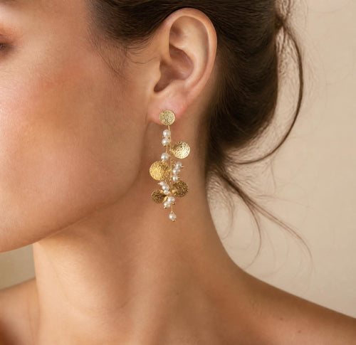 Boucles d’oreilles dorées à disques texturés et perles blanches