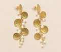 Boucles d’oreilles dorées à disques texturés et perles blanches