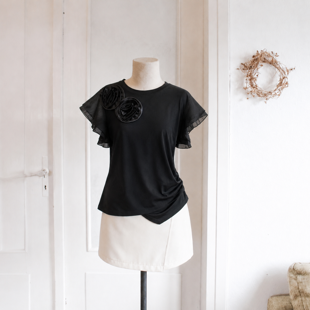 T-SHIRT NOIR FLEURS SATINÉES MANCHES VOILE VOLANT