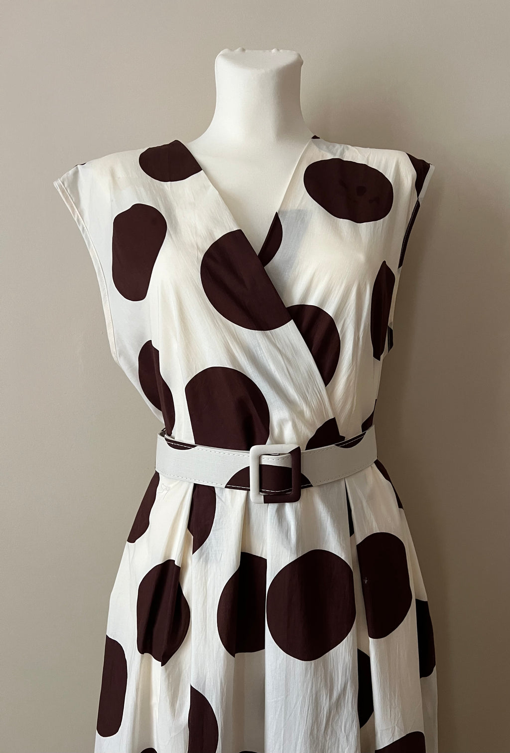 ROBE LONGUE A GROS POIS AVEC CEINTURE ASSORTIE