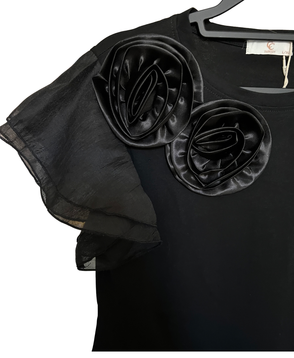 T-SHIRT NOIR FLEURS SATINÉES MANCHES VOILE VOLANT